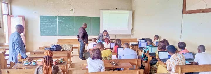 Prof. Dr. Gilbert Derccaux KAPCHE WABO FOTSO presenting on 1D and 2D spectroscopic techniques.
